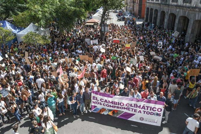 Unas 1.500 personas marchan en La Laguna (Tenerife) para exigir medidas contra e
