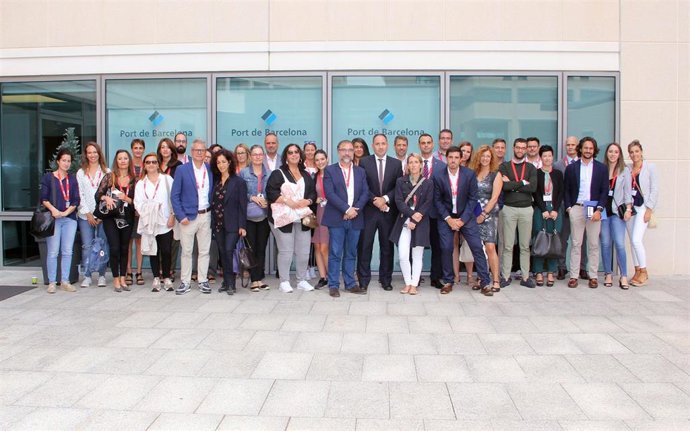 La delegación de la compañía Tiba que ha visitado el Puerto de Barcelona este viernes