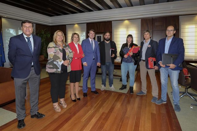 Fernández Mañueco, en el centro de la imagen, se reúne con los representantes de la Plataforma Soria Ya