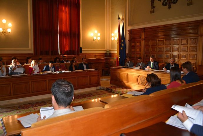 Pleno en la Diputación de Toledo.