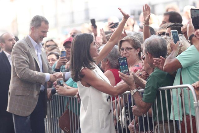 Los Reyes, Felipe y Letizia saludan a los vecinos de la la localidad madrileña de Arganda del Rey, en su visita al municipio para conocer los daños causados por las lluvias, en Madrid, a 27 de septiembre de 2019.