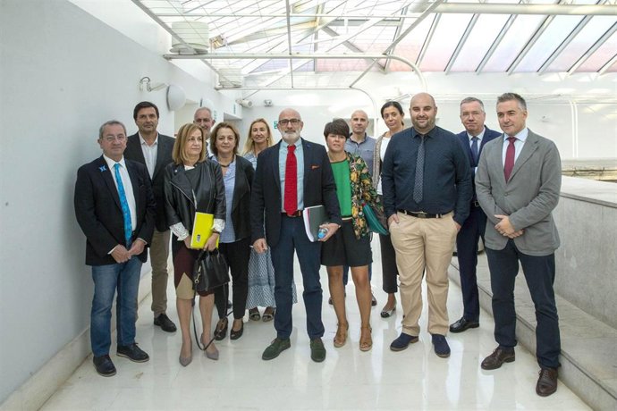 Consejero de Sanidad, Miguel Rodríguez, con su equipo