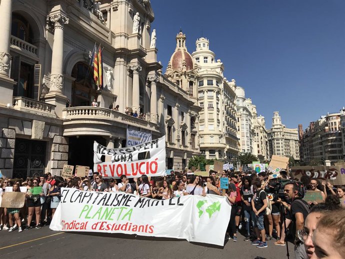 Estudiantes valencianos se suman a la huelga por el clima y salen a la calle: "N