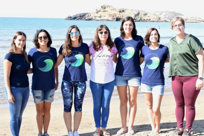 LAS 4 JÓVENES NADARÁN MAÑANA DE PUERTO DE MAZARRÓN A CABO COPE PARA CONCIENCIAR SOBRE LA BASURA MARINA JUNTO A LAS CONCEJALAS