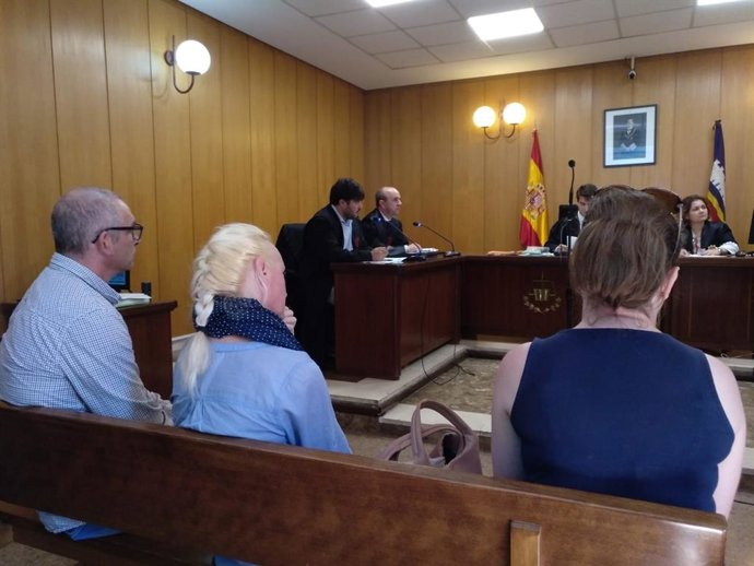 L'acusada per l'atropellament de Paula Fornés (centre) aquest divendres, en una vista abans del judici