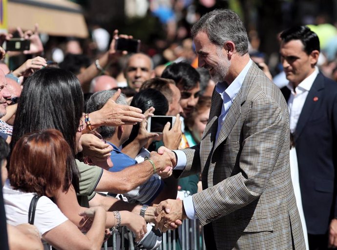 El Rey Felipe VI saluda los vecinos de la la localidad madrileña de Arganda del Rey