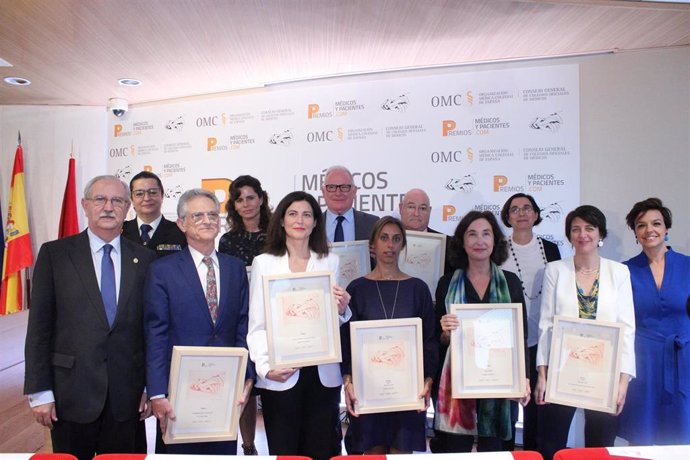 Los ganadores de la II Edición de los Premios Médicos y Pacientes, posando con sus galardones.
