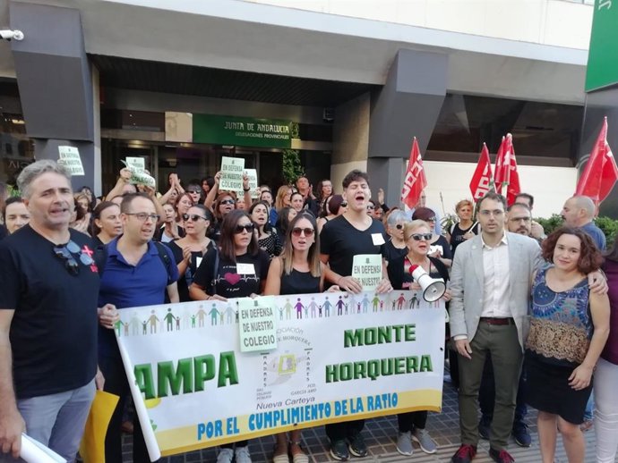 Toni Valero y Ana Naranjo (dcha.) con Juan Jiménez (izda.) en la concentración ante la Delegación de Educación de la Junta en Córdoba.
