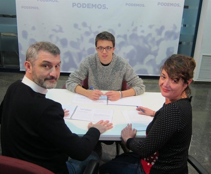 Errejón, sentado a la mesa con Óscar Urralburu y María Giménez