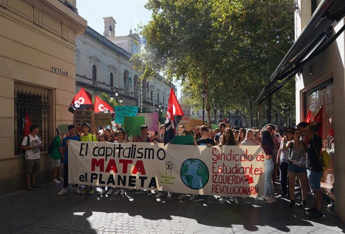 Miles de estudiantes se manifiestan en Andalucía en la jornada de huelga por el 