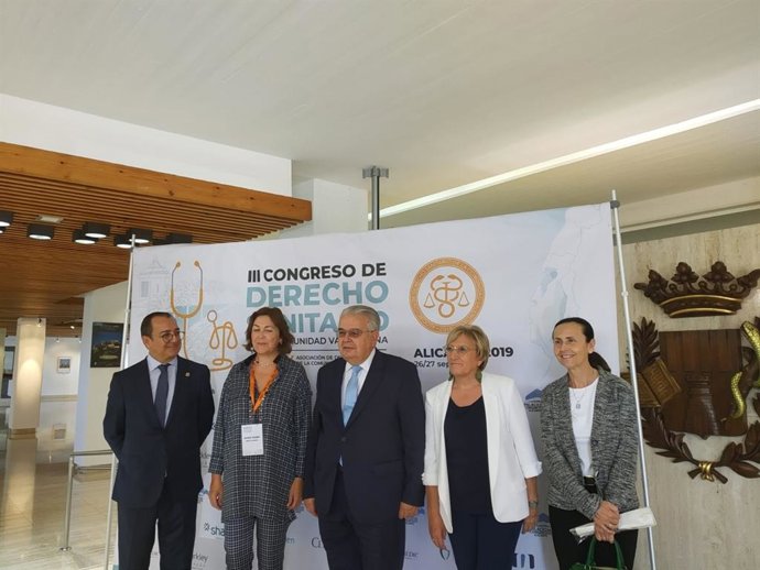 Ana Barceló, segunda por la dcha, junto a Pilar de la  Oliva y Juan José Gonzáz Rivas.