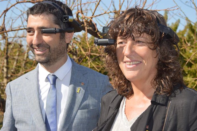 Els consellers Jordi Puigneró i Teresa Jordá a Albatrrec en la presentació del primer camp d'Espanya connectat amb 5G.  