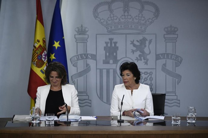 La ministra Portavoz en funciones, Isabel Celaá y la ministra de Transición Ecológica en funciones, Teresa Ribera, comparecen ante los medios de comunicación tras la reunión del Consejo de Ministros en Moncloa, en Madrid (España), a 27 de septiembre de 