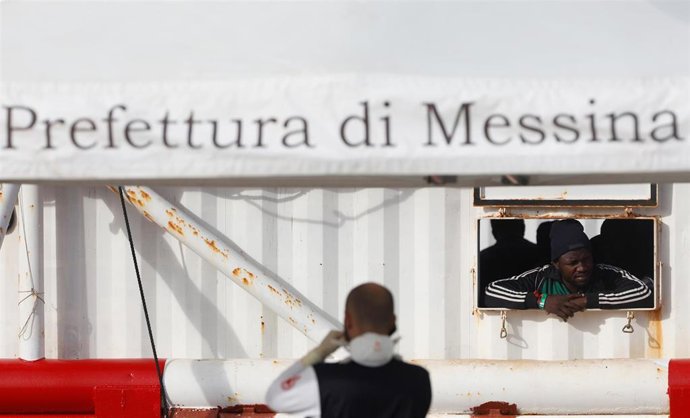 Migrantes del 'Ocean Viking' llegan al puerto de Mesina