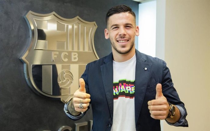 El jugador del FC Barcelona Carles Pérez tras su renovación