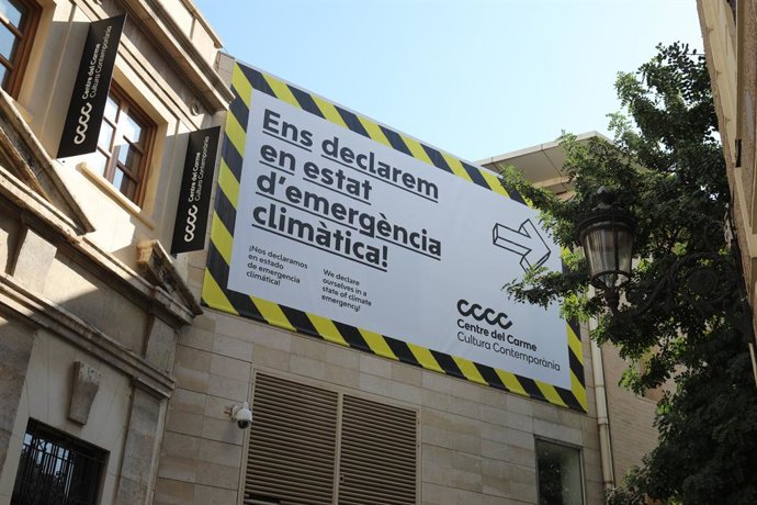 El Centre del Carme se declara en estado de emergencia climática con una pancarta gigante