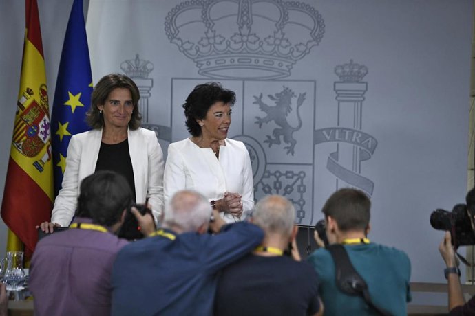 La ministra Portavoz en funciones, Isabel Celaá y la ministra de Transición Ecológica en funciones, Teresa Ribera, comparecen ante los medios de comunicación tras la reunión del Consejo de Ministros en Moncloa, en Madrid (España), a 27 de septiembre de 