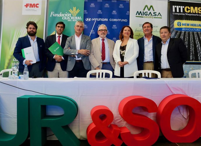 Crespo resalta el trabajo del sector primario de Andalucía, donde la agricultura