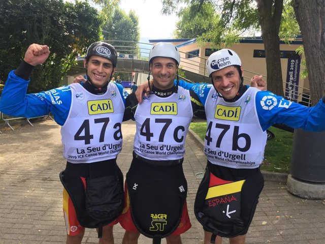 Los piragüistas españoles David Llorente, Samuel Hernanz y Joan Crespo.