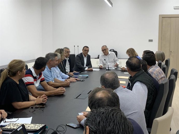 El presidente de la Diputación de Huelva, Ignacio Caraballo; la subdelegada del Gobierno, Manuela Parralo, y el presidente de la CHG, Joaquín Páez, es reúnen con regantes.