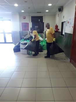 Trabajadores de Tragsa limpian en un centro de salud