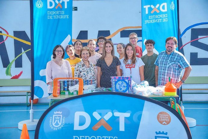 La directora insular de Deportes, Laura Castro, entrega material deportivo con motivo del proyecto 'Recreos activos'