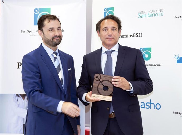 El gerente del Hospital Quirónsalud Marbella, Antonio Feria, recibe el premio Nacional al mejor Hospital en la categoría de Diagnóstico de la Mujer concedido al Hospital Quirónsalud Marbella.