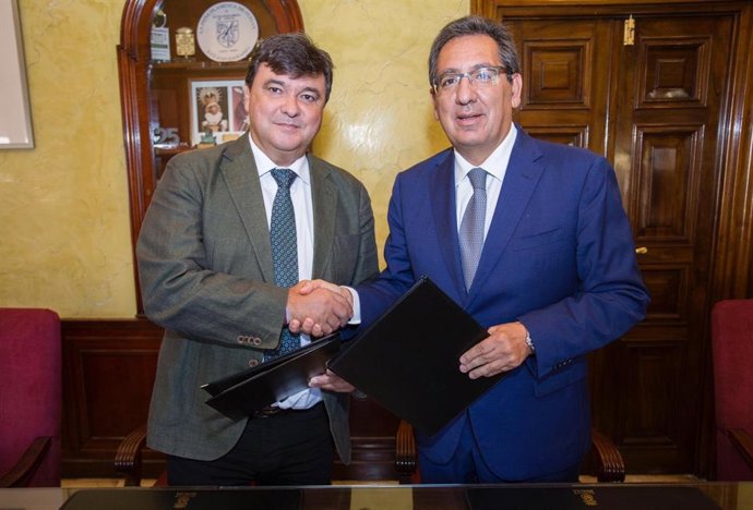 El presidente de la Fundación Cajasol, Antonio Pulido, y el alcalde de Huelva, Gabriel Cruz.