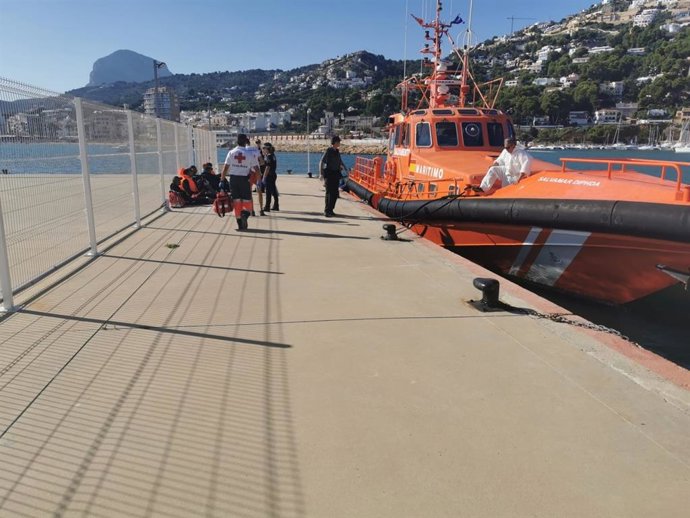 Dipositivo de Cruz Roja para atender a los inmigrantes que llegarán al Puerto de Xbia.