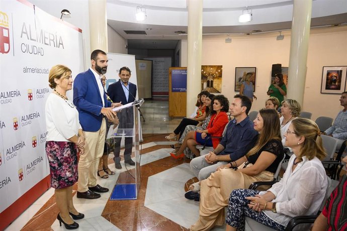 El alcalde de Almería entrega distintivos a empresas con planes de igualdad