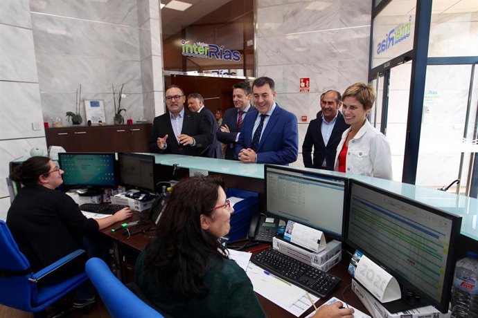 El conselleiro de Cultura, Román Rodríguez, visita las oficinas de Viajes Interrías.