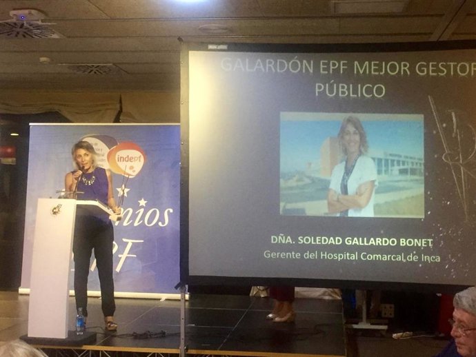 Soledad Gallardo, gerent del Hospital d'Inca, rep un premi.