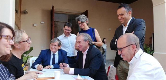 El conseller de Educación, Martí March; y el presidente del Parlament, Vicen Thoms, durante la Nit de la recerca