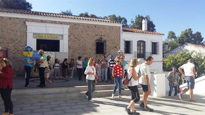 Visitantes en la Gruta de las Maravillas en Aracena (Huelva).