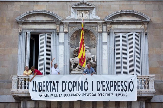 La Generalitat vuelve a colgar una pancarta en su fachada por la "libertad de opinión y expresión"