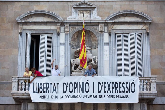 La Generalitat torna a penjar una pancarta a la faana per la "llibertat d'opinió i expressió"