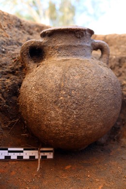 Urna funeraria, datada entre los siglos VIIII y VI, hallada en el cabezo de la Joya en Huelva.