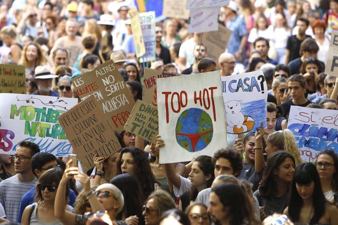Varios estudiantes se manifiestan en Palma de Mallorca (Islas Baleares/España) para exigir soluciones al calentamiento global dentro del marco de la huelga mundial por el clima en la que 150 países reivindican a los gobiernos acciones contra el cambio c