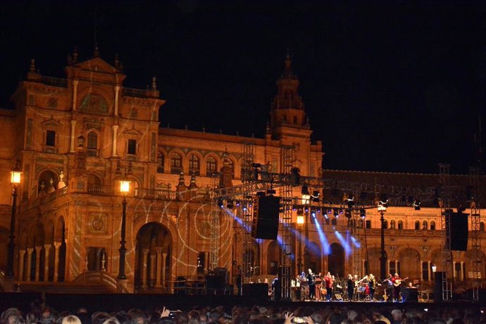 Pascual Gozález y Cantores de Híspalis en concierto en la Plaza de España.