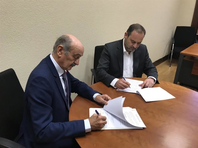 Mazón y Abalos firman el acuerdo por el que Sánchez asume las reivindicaciones del PRC