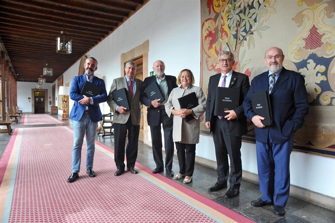 El jurado del premio 'Ana Casanova' reunido en el Hotel de la Reconquista en Oviedo.
