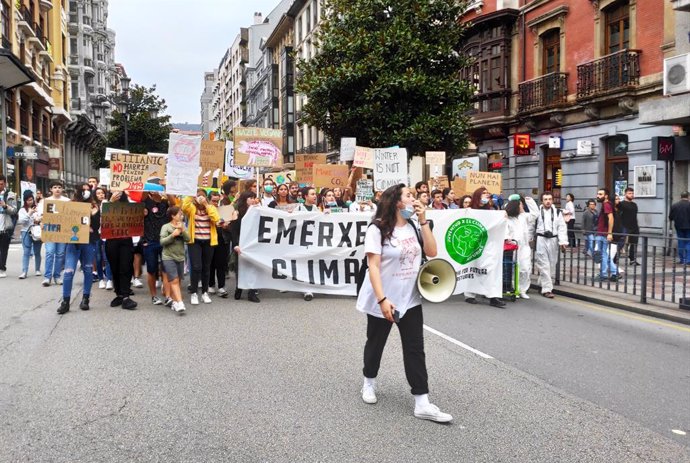 La manifestación contra el cambio climático congrega en Oviedo a centenares de p
