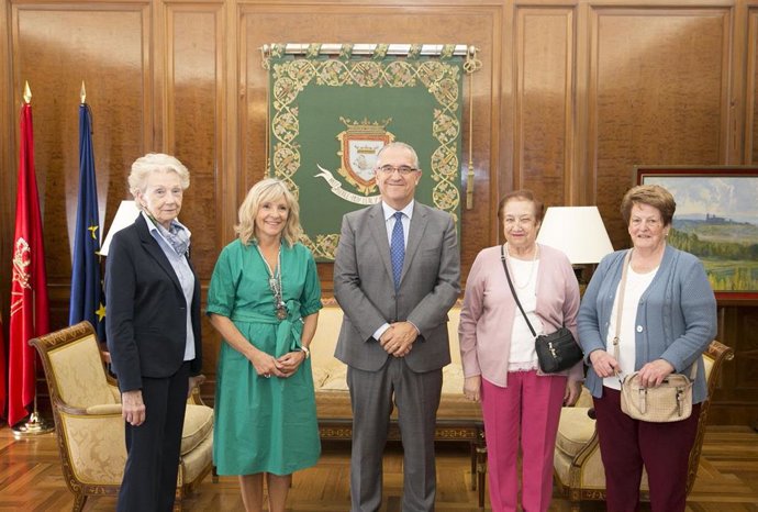 Enrique Maya y María Caballero junto a representantes de la Asocición de Viudas Roncesvalles