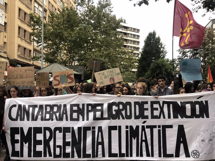 Cientos de personas exigen en Santander políticas "concretas" contra el cambio c