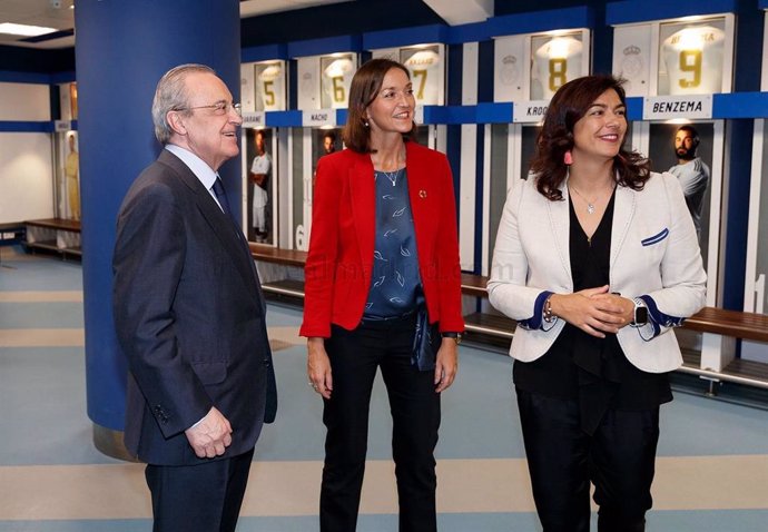 Florentino Pérez hace de anfitrión en la visita al Bernabéu de María José Rienda y María Reyes Maroto
