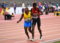 Un atleta guineano se gana la admiración del público tras ayudar a un rival a cruzar la meta