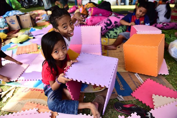 Niños afectados por el terremoto y el tsunami en la isla Célebes