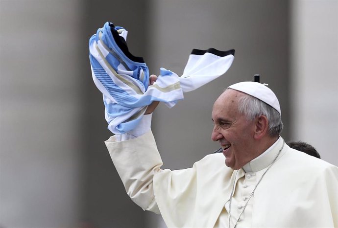 El Papa Francisco recibe una camiseta de la selección Argentina de fútbol