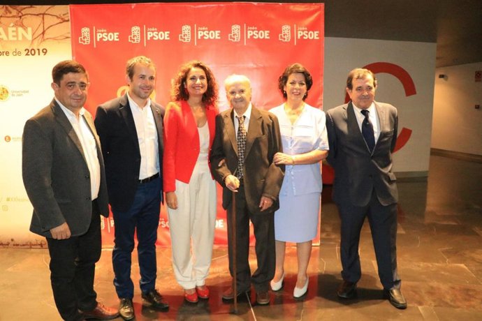 María Jesús Montero, en el centro