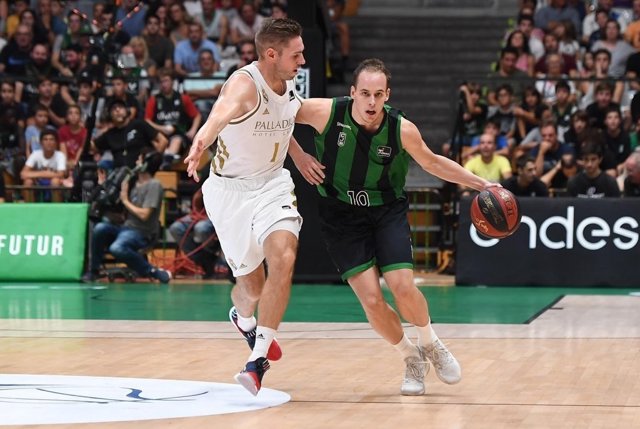 Fabien Causeur, en un partido con el Real Madrid.